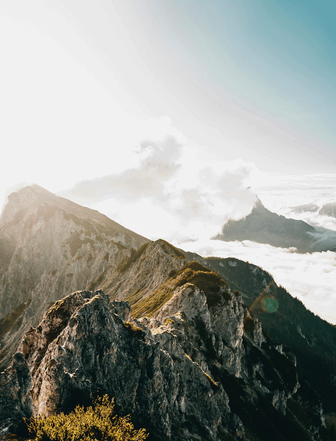 Helle Berglandschaft mit Sonne – Marketingstrategie auf deine Bedürfnisse abgestimmt