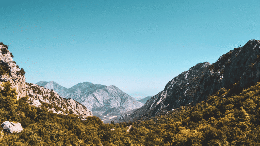 Weite Berglandschaft mit Sonne und klarem Himmel – Symbol für Klarheit und Weitblick; Steht für Weitblick und Klarheit in der Marketingstrategie