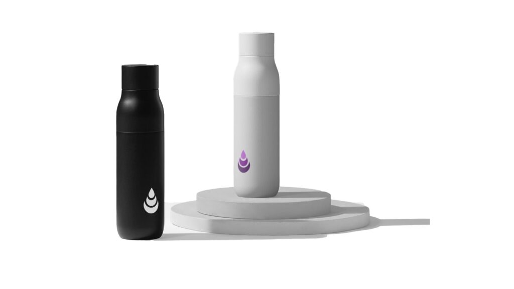 Mockup einer schwarzen Trinkflasche mit KIN-Logo